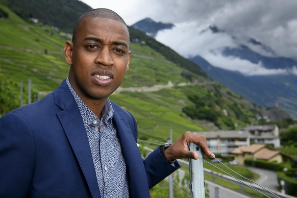 Le nouveau vice-president du FC Sion Gelson Fernandes pose pour le photographe apres la conference de presse d&#039;avant-saison du club de fottball de Super League du FC Sion ce mercredi 14 juillet 2 ...