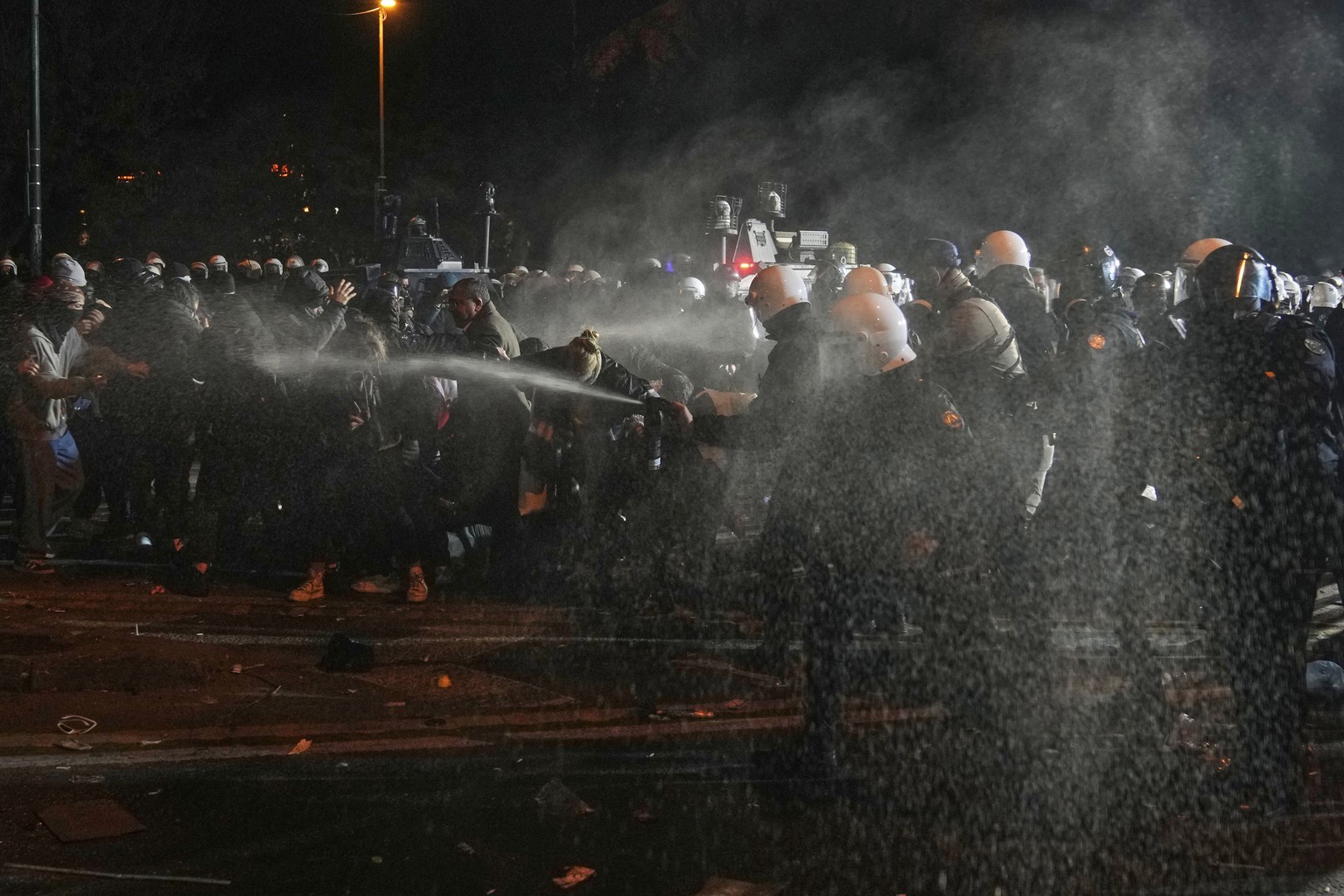 Anti riot police officers use pepper spray in Istanbul, Turkey, Monday, March 24, 2025, to disperse protesters during a protest after Istanbul&#039;s Mayor Ekrem Imamoglu was arrested and sent to pris ...