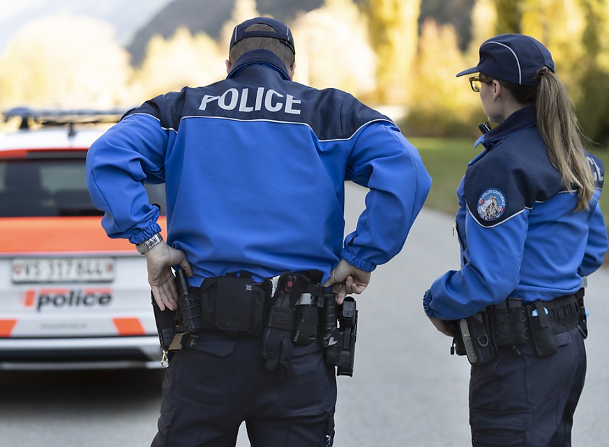 La police valaisanne a engagé de très importants moyens sur l’ensemble du territoire cantonal après une fusillade qui a fait deux morts à Sion lundi matin.