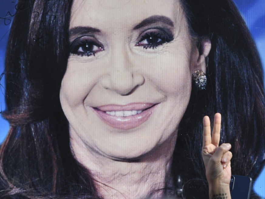 Un portrait de Cristina Kirchner brandit par des partisans devant chez elle, o