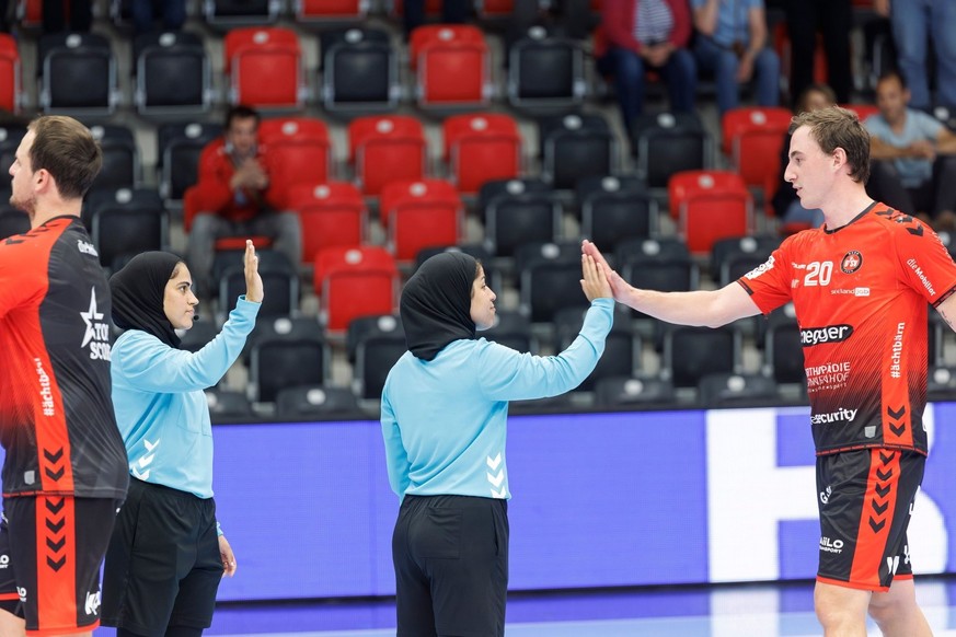 Les deux directrices de jeu détonnent au milieu des joueurs.