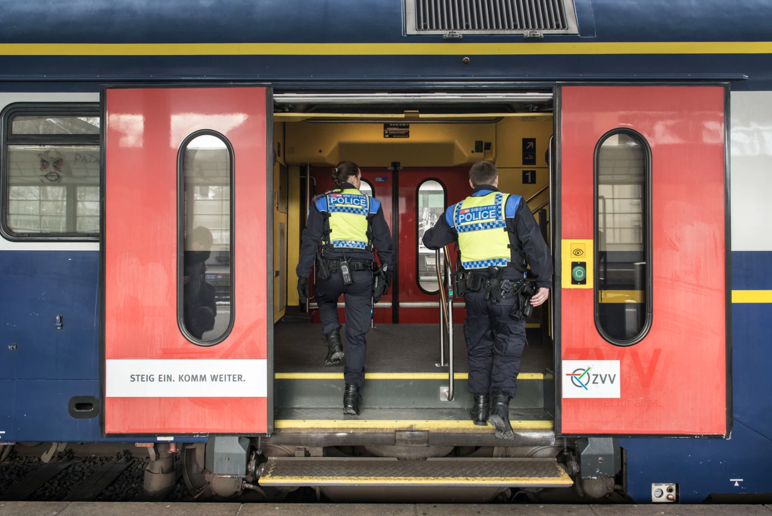 Que ce soit pour les pendulaires ou les agents de la police ferroviaire, les portes des trains CFF ne s'ouvrent plus automatiquement.