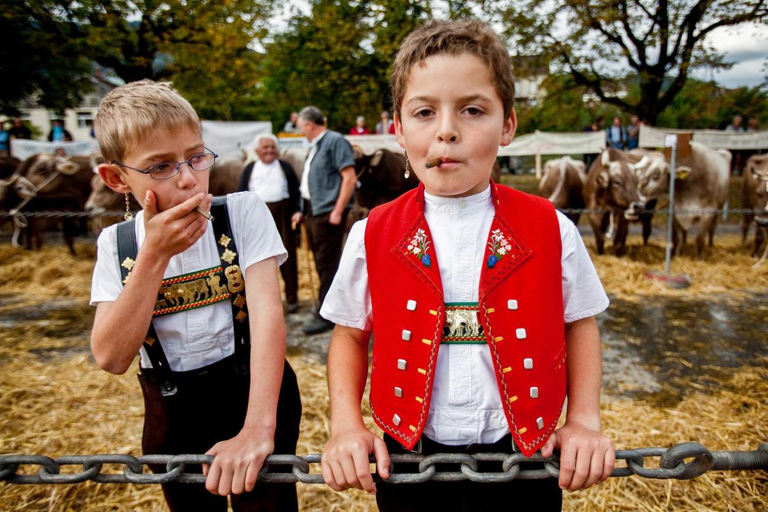 Des petit garçons appenzellois s'offrent un cigarillo lors de l'exposition cantonale de bétail.
