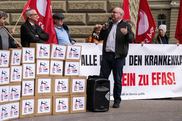 Staenderat und SGB-Praesident Pierre-Yves Maillard, SP-VD, rechts, und Personen vom Verband Personal Oeffentlicher Dienste, VPOD, reichen das Referendum mit 57 000 Unterschriften gegen die Initiative  ...