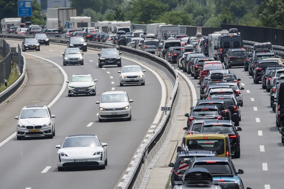 Der Reiseverkehr von dem Gotthard Tunnel in Richtung Sueden zwischen Goeschenen und Erstfeld staute sich bis auf 15 Km laenge, am Samstag, 23. Juli 2022 in Erstfeld.(KEYSTONE/Urs Flueeler).