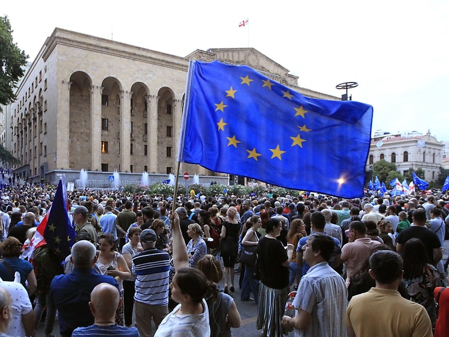 Des dizaines de milliers de personnes ont manifesté vendredi soir à Tbilissi, capitale de la Géorgie, pour l&#039;adhésion à l&#039;Union européenne.