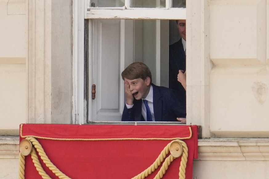 Le Prince Louis au balcon du palais de Buckingham.