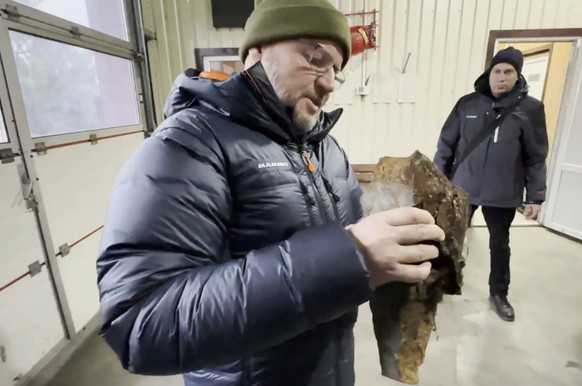 Le gros fragment métallique de la bombe planante a traversé le bâtiment.
