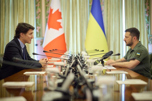 epa10683583 A handout photo made available by Ukraine&#039;s Presidential Press Service shows Canada&#039;s Prime Minister Justin Trudeau (L) and Ukraine&#039;s President Volodymyr Zelensky (R) holdin ...
