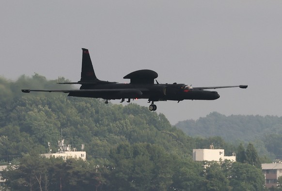 epa10001564 A U-2S Dragon Lady spy plane of the United States Air Force lands at Osan Air Base after completing a reconnaissance mission, in Pyeongtaek, South Korea, 08 June 2022. EPA/YONHAP SOUTH KOR ...