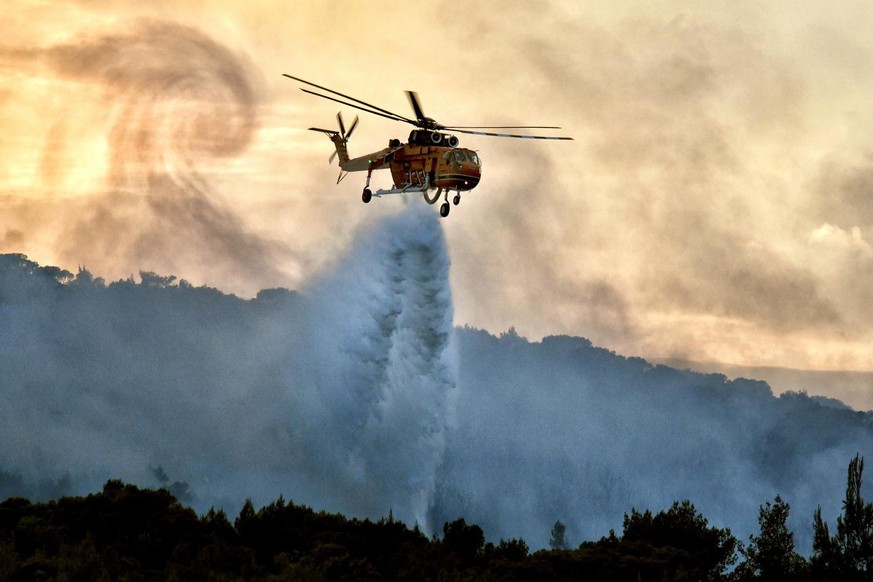 En Grèce, l&#039;incendie de forêt continue à faire rage près de Corinthe. watson