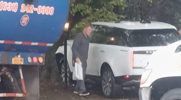 Ses courses à la main, Alex Baldwin s'est extirpé du véhicule pour attendre les policiers.