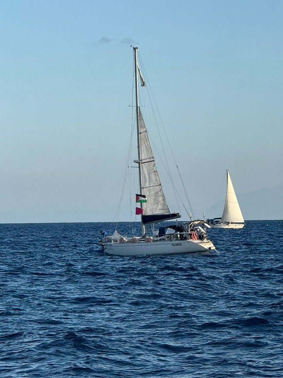 bateau de la flotille vers Gaza avec un mât endommagé par une attaque de drones