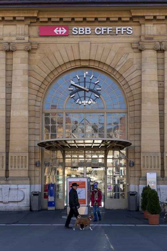 Une vue de l&#039;entree de la gare CFF/SBB le jeudi 11 novembre 2021 a La Chaux-de-Fonds. (KEYSTONE/Jean-Christophe Bott)