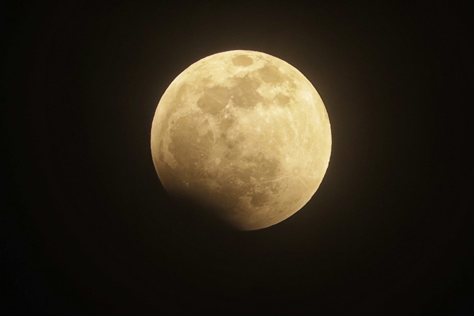 La lune pendant une éclipse, vue de Santa Lucia, Honduras, le 15 mai 2022.