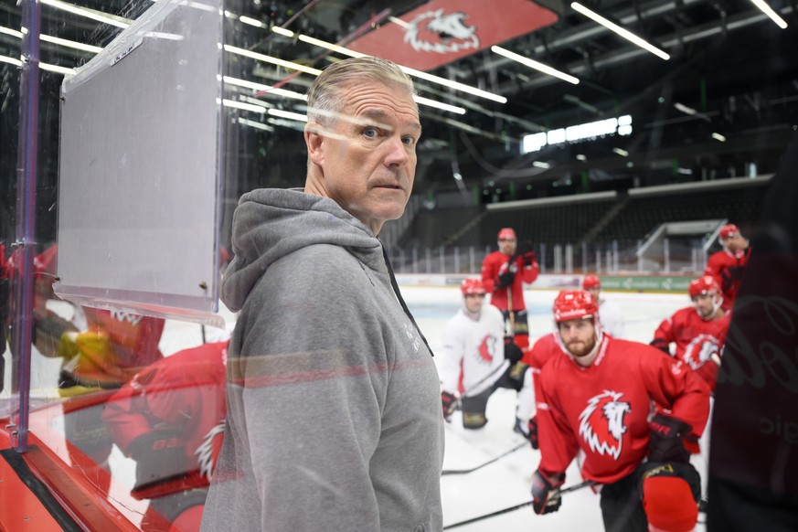 Geoff Ward, en gris, entraineur de la premiere equipe du LHC photographie lors d&#039;un entrainement avant la conference de presse d&#039;avant-saison du club de hockey sur glace de National League L ...