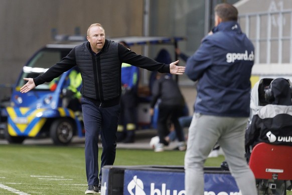 Ludovic Magnin, coach of FC Lausanne-Sport, left, reacts, during the Super League soccer match of Swiss Championship between FC Lausanne-Sport and FC Winterthur, at the Stade de la Tuiliere, in Lausan ...