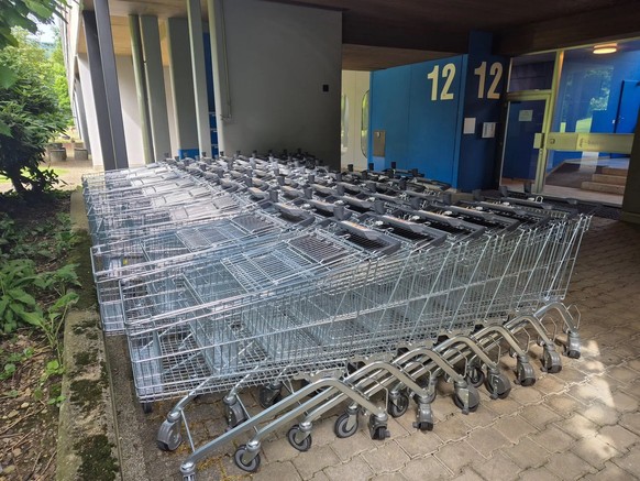 Les clients du Telli Center continuent à ramener les caddies jusqu&#039;à leurs immeubles.