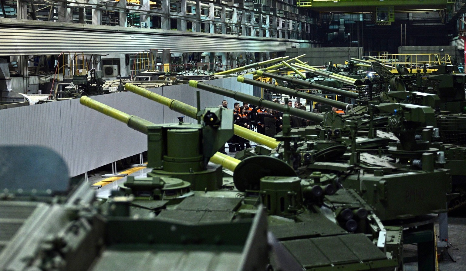 Russia Defence Tank Production 8620426 15.02.2024 T-72 and T-90 main battle tanks are seen at a mechanical assembly shop of the Uralvagonzavod machine building plant in Nizhny Tagil, Sverdlovsk region ...