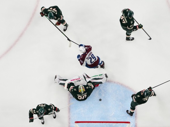 Nathan MacKinnon (au centre) et l'Avalanche s'en sont sortis face au Wild.