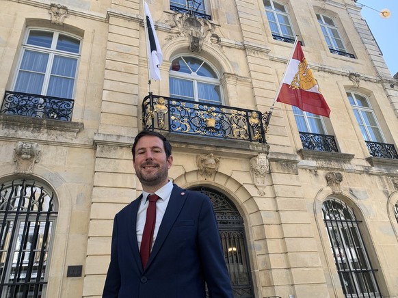 Matthieu Bloch devant l'Hôtel de Ville de Porrentruy. 10 juillet 2025.