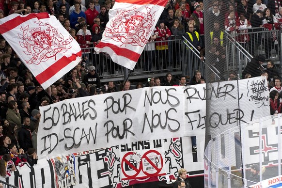 Les supporters lausannois brandissent une banderole � 50 balles pour nous ruiner, ID-Scan pour nous fliquer � lors du deuxieme match de la demi final de play off du championnat suisse de hockey sur gl ...