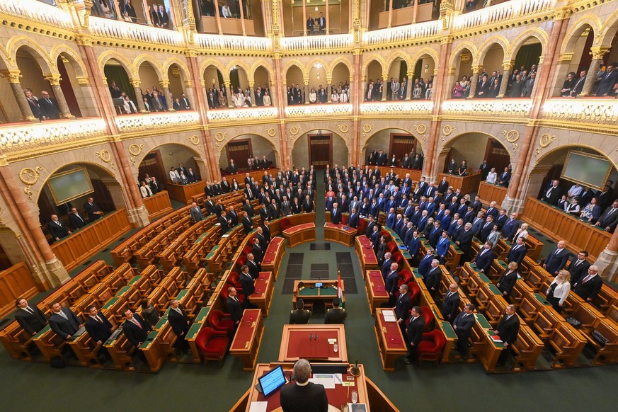 epa09972488 Members of the fifth cabinet of Prime Minister Viktor Orban take the oath of office during the inauguration ceremony of the new government at the plenary session of the Hungarian Parliamen ...