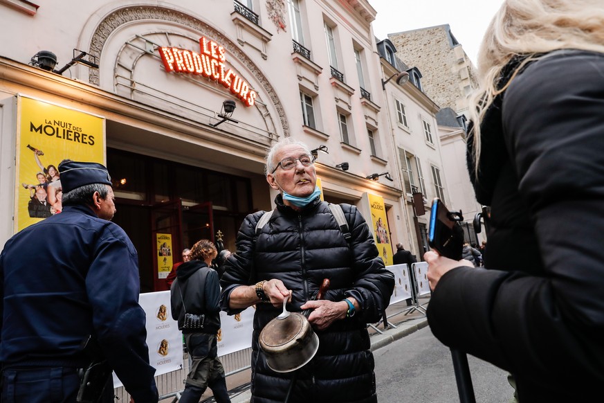 epa10589657 A demonstrator hits on a pot in front of the Paris Theatre (Theatre de Paris), prior to the start of the 34th edition of the Moliere Awards, France&#039;s highest theatre awards, in Paris, ...