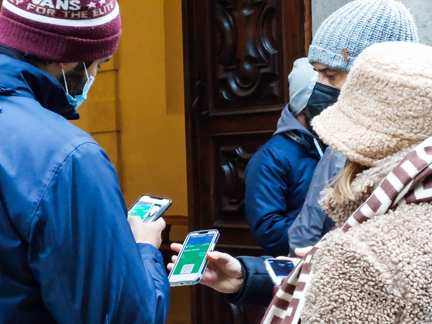 epa09657927 People queue to enter the Egyptian Museum due to the Green Pass checks, in Turin, northern Italy, 27 December 2021. Premier Mario Draghi&#039;s government has brought in a series of new CO ...