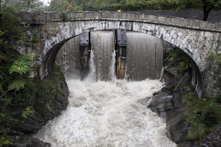 Die Simme fuehrt nach starken Regenfaellen viel Wasser, am Samstag, 3. Oktober 2020, beim Stauwehr in Wimmis. (KEYSTONE/Peter Schneider)