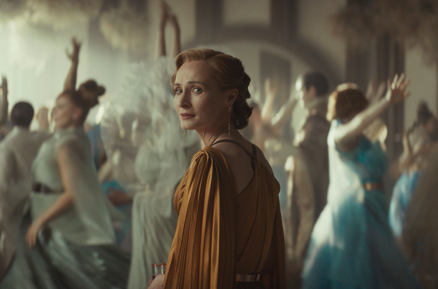 Mon Mothma (Genevieve O&#039;Reilly), la sénatrice amenée à devenir l&#039;une des figures majeures de la résistance.