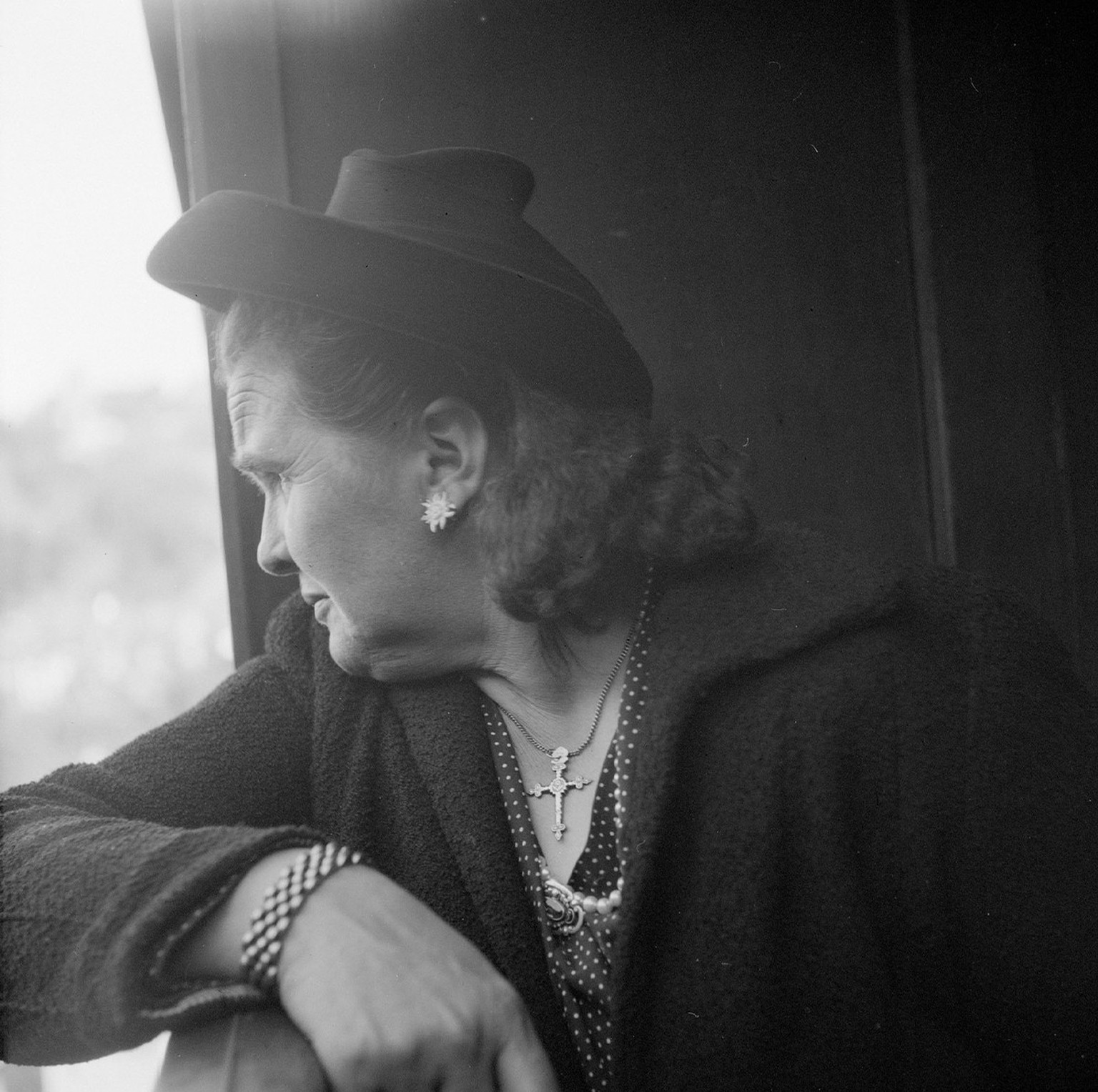 Une femme emprunte le funiculaire de Fribourg, 1949.
https://bcufr.swisscovery.slsp.ch/permalink/41SLSP_BCUFR/13cv4r8/alma991006366529705509