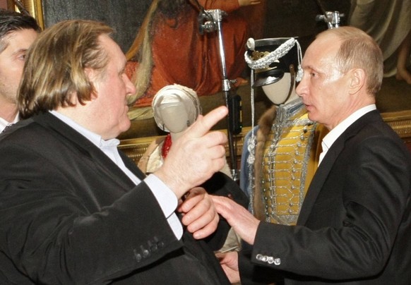Bildnummer: 58962267 Datum: 11.12.2010 Copyright: imago/Eastnews
Vladimir Putin, right, and French actor Gerard Depardieu visiting the State Russian Museum in St. Petersburg, December 11, 2010. G�rar ...