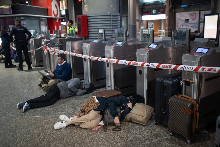 News Bilder des Tages Mass Electrical Blackout Dozens of people take shelter at Atocha train station, Madrid, where they will spend the night after Spains electrical blackout on April 28, 2025 Alejand ...