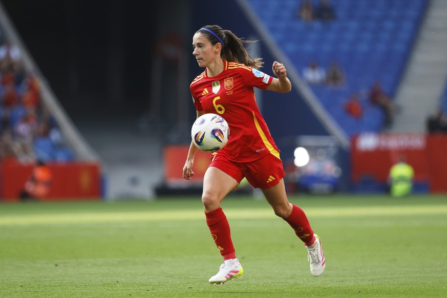 Spain&#039;s Aitana Bonmati controls the ball during the women&#039;s Nations League soccer match between Spain and England at the RCD Espanyol Stadium, in Barcelona, Spain, Tuesday, June 3, 2025. (AP ...