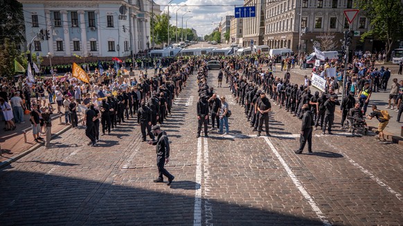 KEYPIX - Representatives of right-wing organisations lined up on the street during a protest against the annual 'KyivPride' Equality March in Kyiv, Ukraine, Sunday, June 21, 2026 (AP Photo/D ...