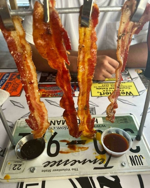 WE WANT PLATES 

https://www.reddit.com/r/WeWantPlates/comments/1f41pj4/wrong_kind_of_plate/