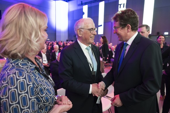 Alt-Bundesrat Adolf Ogi, Mitte, begruesst Bundesrat Albert Roesti, rechts, und die Berner Stadtpraesidentin Marieke Kruit, waehrend der offiziellen Eroeffnung der BEA in der neuen Festhalle, am Freita ...