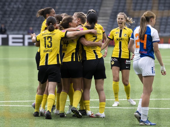 La joie des joueuses d&#039;YB, sacr閑s championnes de Suisse
