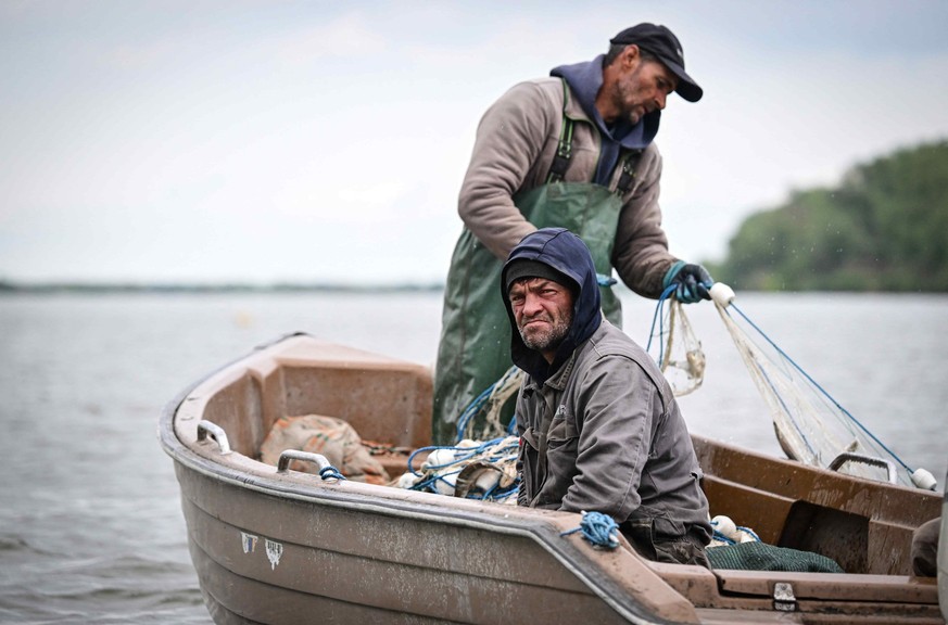 Des pêcheurs utilisent un filet pour attraper des harengs sur le bras Saint-Georges du Danube, près du village de Murighiol, dans l&#039;est de la Roumanie, à proximité de la frontière entre la Rouman ...