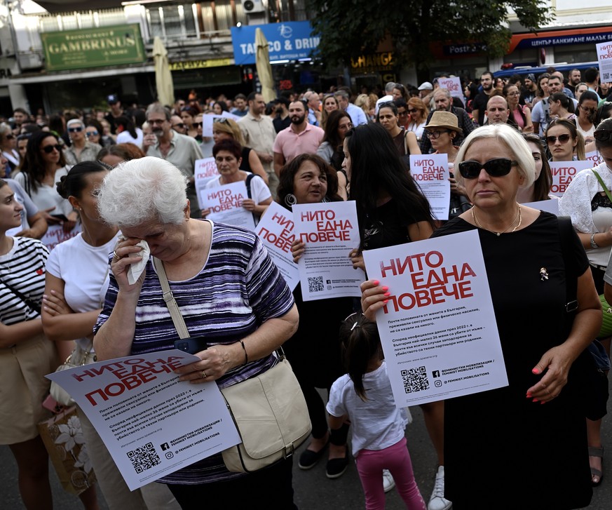 Des pancartes sur lesquelles on peut lire «Pas une de plus» lors d'une manifestation à Sofia.