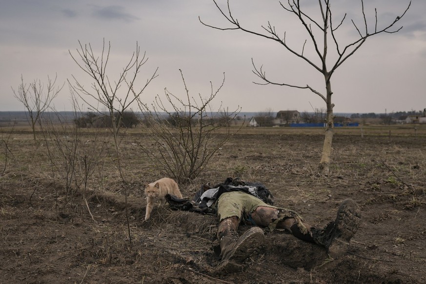 Un côté aux côtés du cadavre d'Anton Ischenko, 20 ans, décédé lors de l'occupation de son village d'Andriivka, le 5 avril 2022.