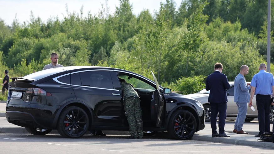 Les enquêteurs fouillent la voiture privée de Starowoit.