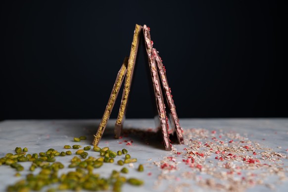 Après le chocolat Dubaï, voici la version suisse... au bircher. Surfant sur l&#039;incompréhensible hype autour du chocolat Dubaï, aromatisé à la pistache et au diabète de type 2, Läderach lance une v ...