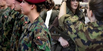 Bientôt une obligation de servir pour les femmes? On fait le point