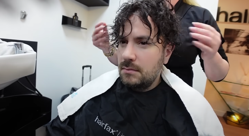 Kyan Khojandi chez la coiffeuse pour une prothèse de cheveux