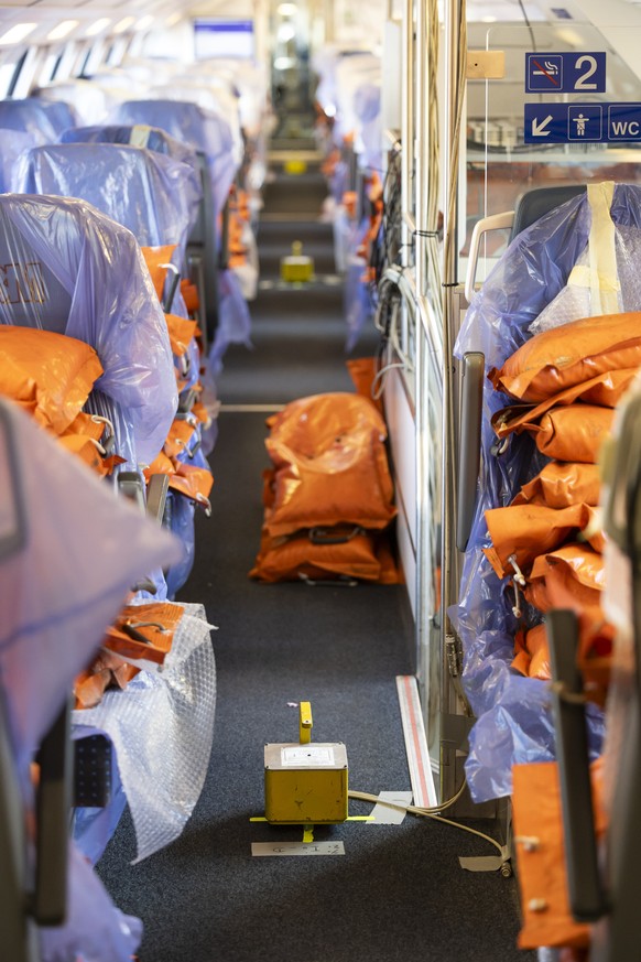 Sandsaecke, die Passagiere simulieren, liegen auf den Sitzen und auf dem Boden eines mit Test-Equipment ausgestatteten FV-Dosto Zuges, waehrend einer Medienfahrt in einem FV-Dosto Zug, am Dienstag, 13 ...