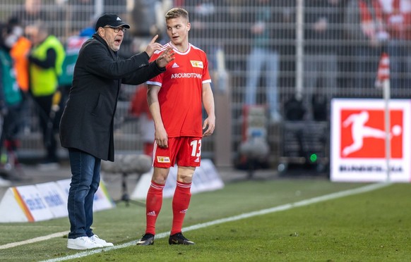 12.03.2022, Berlin: Fu�ball: Bundesliga, 1. FC Union Berlin - VfB Stuttgart, 26. Spieltag, Stadion An der Alten F�rsterei. Trainer Urs Fischer von Union Berlin wechselt Andras Sch�fer (r) ein. Foto: A ...