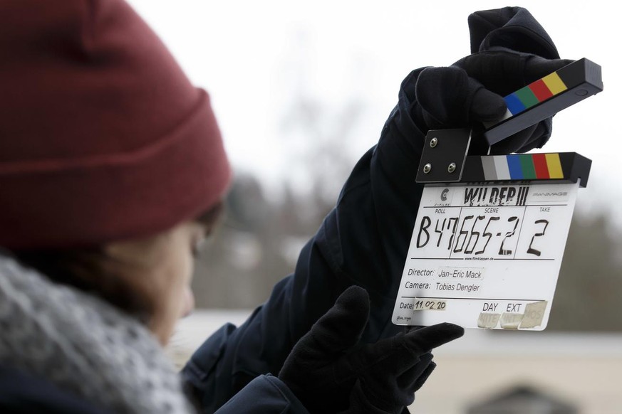 Un technicien fait le clap devant l&#039;actrice Sarah Spale, dans le role de Rosa Wilder, a la patinoire des Melezes, lors du tournage de la troisieme saison de la serie Wilder co-produit par la SRF  ...