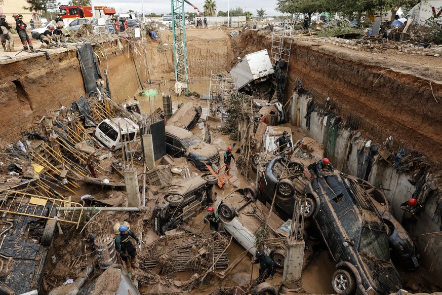 epaselect epa11696955 Civil Guard officers search for survivors inside cars trapped under the foundations of a building under construction in the town of Paiporta, Valencia, eastern Spain, 02 November ...